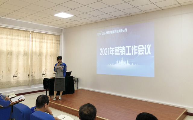 銷售精英張冬梅為大家分享成功案例技巧。