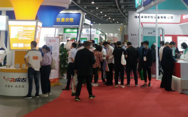 布洛爾數(shù)控切割機(jī)深受來賓歡迎，現(xiàn)場反響熱烈